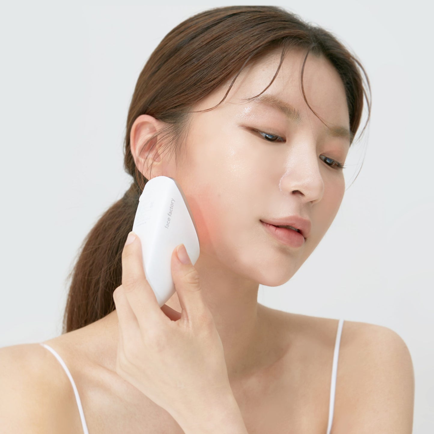FACE FACTORY Cell Liner mikrovibrasjon LED for fastere hudtone