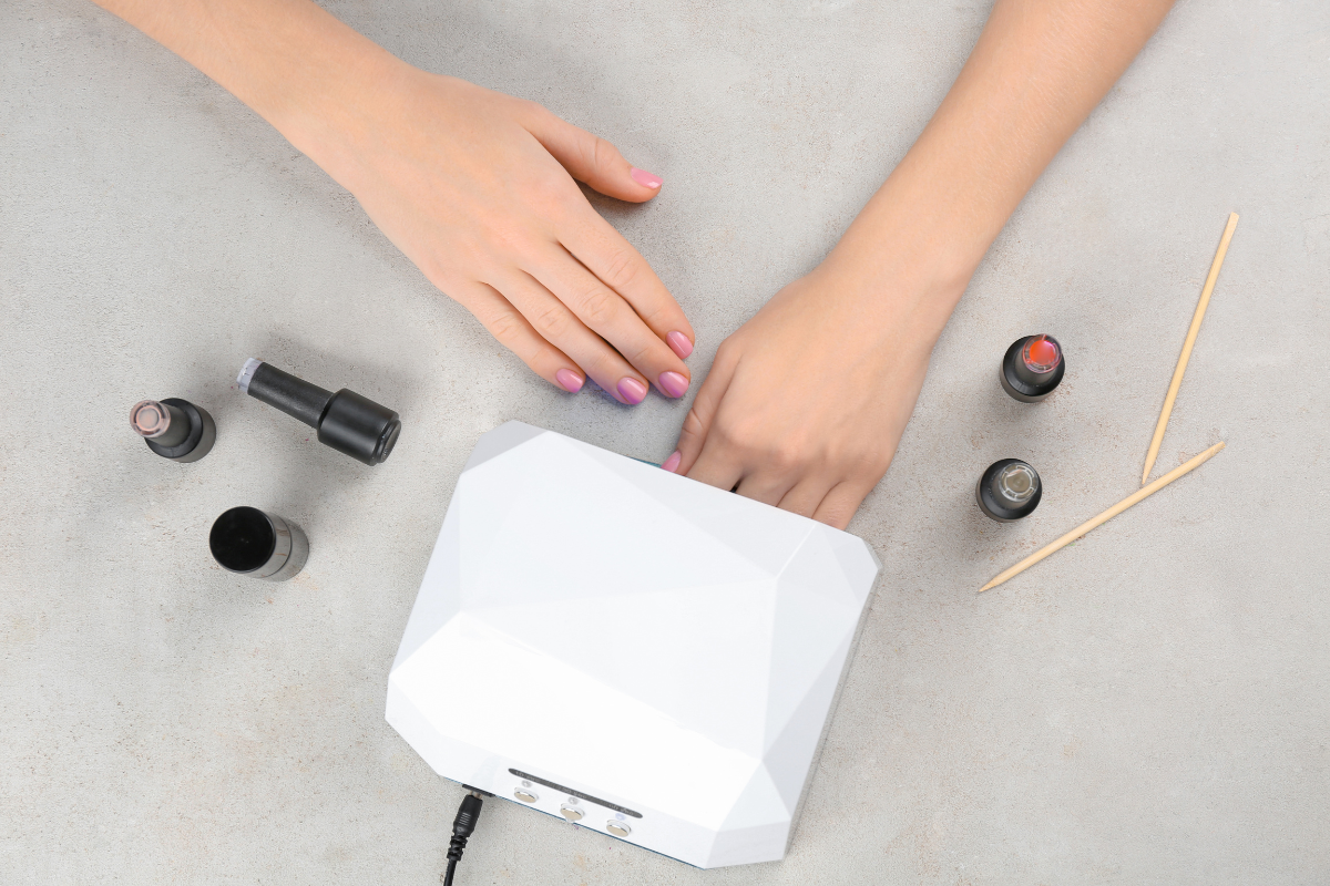 Bruk av UV-lampe for å herde gellakk