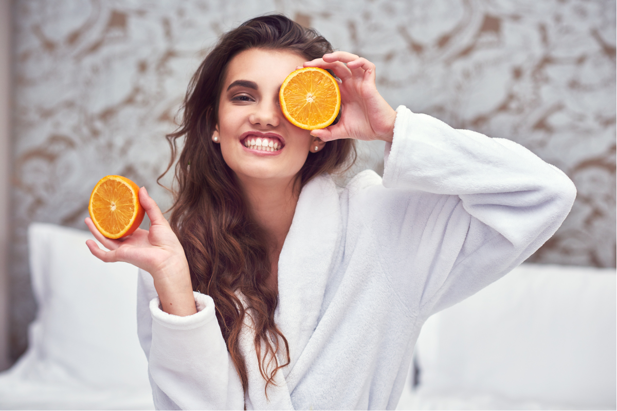 Dråper av C-vitamin på huden