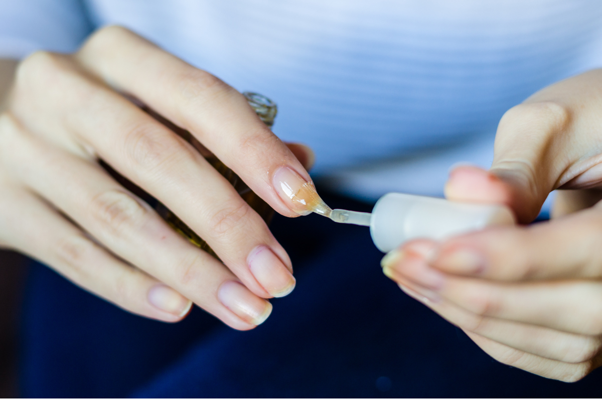 Påføring av base coat på negler