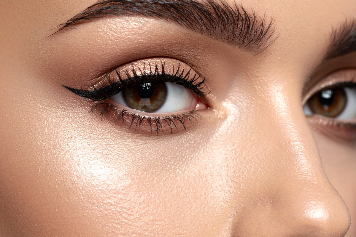 Tynn eyeliner vippekant store øyne
